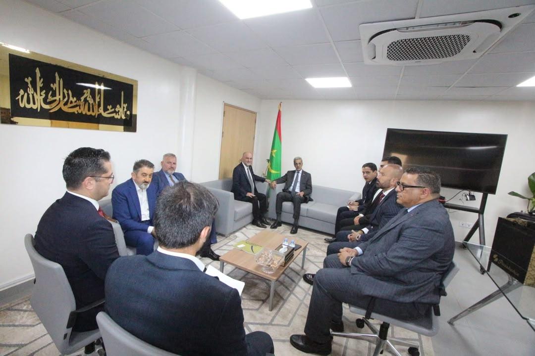 وزير المعادن والصناعة يبحث مع السفير التركي تعزيز التعاون في قطاعي المعادن والصناعة