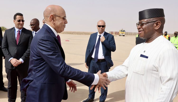 غزواني يستقبل رئيس سيراليون في نواكشوط لبحث تعزيز التعاون بين البلدين.