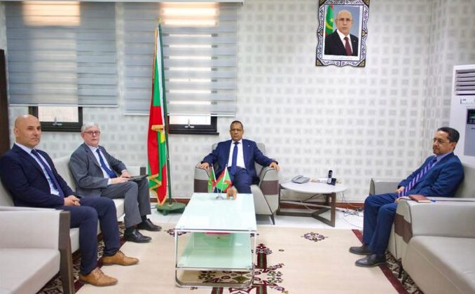 وزير الشؤون الاقتصادية والتنمية محمدو ولد امحيميد مع سفير الاتحاد الأوروبي