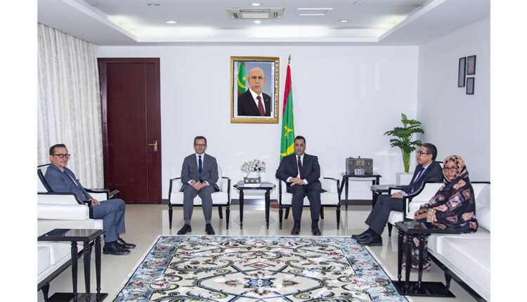 الوزير الأول يبحث مع السفير الفرنسي علاقات التعاون بين البلدين