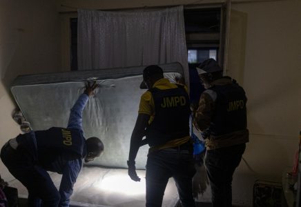 مقتل 12 شخصاً في هجوم مسلح على حي قرب جوهانسبرغ في جنوب إفريقيا