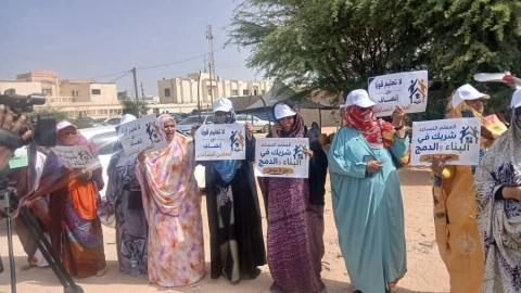 تجمع المعلمين المساعدين يطالب بدمج أفراده في سلك "معلم" خلال وقفة احتجاجية أمام وزارة التربية