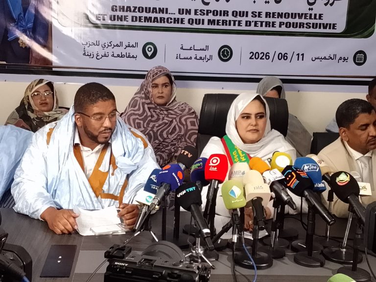 رئيسة حزب "حوار" ترفض أسئلة الصحفيين خلال مؤتمر لدعم مأمورية ثالثة للرئيس غزواني