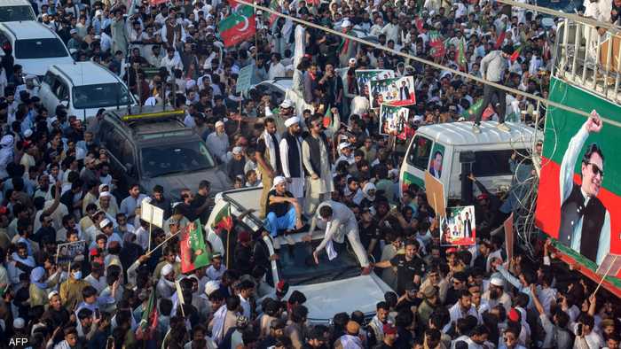 حزب عمران خان يحشد أنصاره نحو إسلام آباد وسط خلافات مع الحكومة