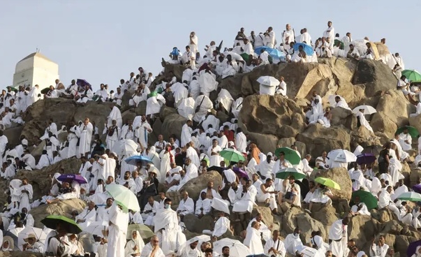 توافد ملايين حجاج بيت الله الحرام إلى مشعر عرفات لأداء الركن الأعظم من الحج
