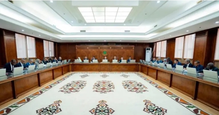 مجلس الوزراء يصادق على مشاريع قوانين ويجري تعيينات في وزارة الوظيفة العمومية