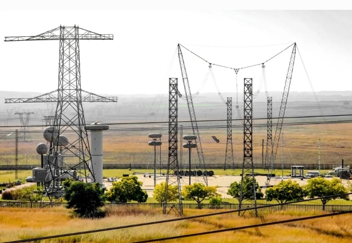 وقعت حكومة النيجر والصندوق الإفريقي للتنمية، الأربعاء 28 أكتوبر 2026 في نيامي، اتفاق تمويل بقيمة 105 ملايين وحدة حسابية، أي ما يعادل نحو 82.1 مليار فرنك إفريقي، لتمويل المرحلة الثانية من برنامج دعم حوكمة قطاع الطاقة والتنافسية. ويهدف البرنامج إلى تحسين ال