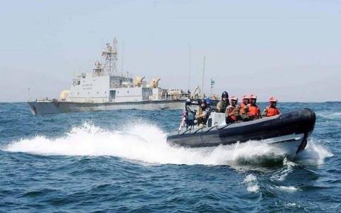 خفر السواحل ينقذ زورقًا تقليديًا تعرض لعطل قبالة نواذيبو