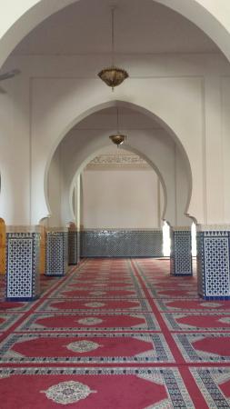 السلطات الإدارية بعزل إمام الجامع العتيق في الشامي ونائبه بعد خلاف داخل المسجد خلال صلاة الجمعة